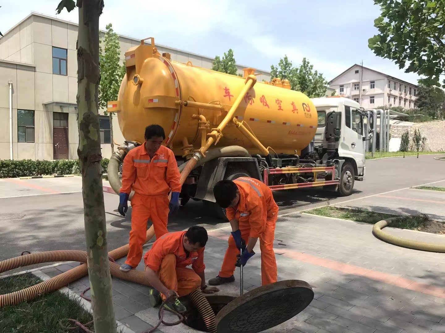 长葛管道疏通车停在窨井附近