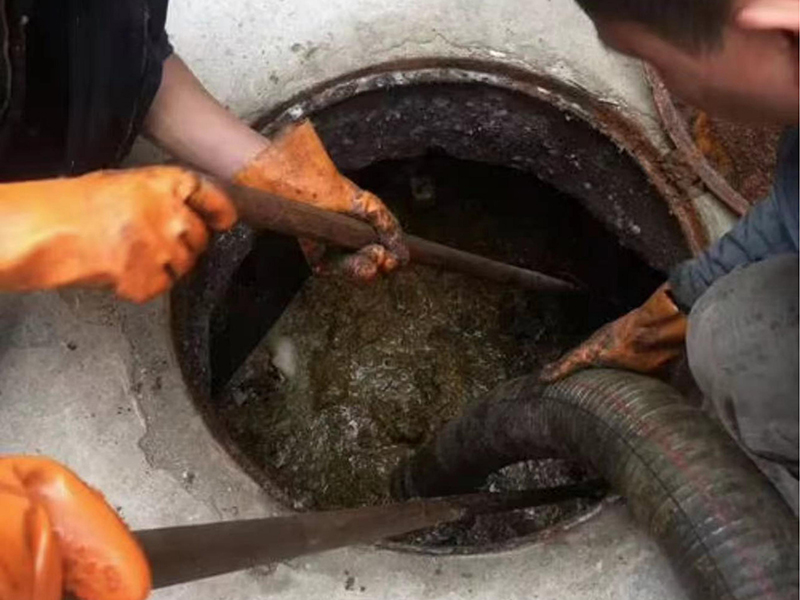 长葛清理化粪池时如何避免沼气的危害？